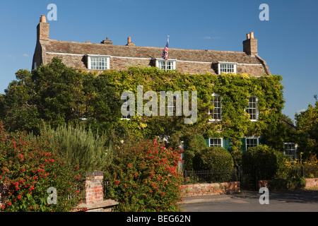 L'Angleterre, Cambridgeshire, Hemingford Grey, fleurs colorées dans le jardin avant de River House Banque D'Images