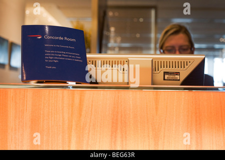 Réceptionniste dans le Concorde de British Airways Prix pour les passagers de première classe à l'aéroport d'Heathrow, terminal 5. Banque D'Images