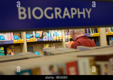 WH Smiths littérature biographique en vente dans les départs de shopping de l'aéroport d'Heathrow Terminal 5. Banque D'Images