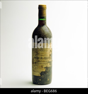 1975 Bel-Chouteau poussiéreux 'Chateau' Bordeaux Vin rouge bouteille avec étiquette endommagée Banque D'Images