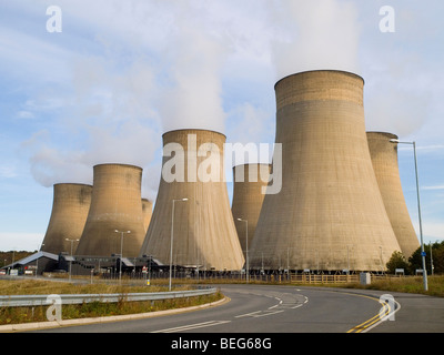 Les tours de refroidissement à Ratcliffe sur Soar Power Station, Lancashire England UK Banque D'Images