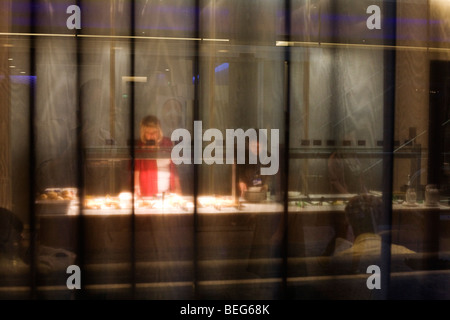 Les passagers d'affaires libre-service dans les galeries de British Airways Club pour les passagers à l'aéroport d'Heathrow T5. Banque D'Images