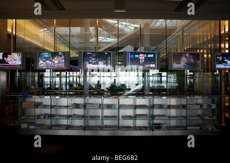 Les médias libres à votre disposition dans le Concorde de British Airways Prix pour les passagers de première classe à l'aéroport d'Heathrow, terminal 5. Banque D'Images
