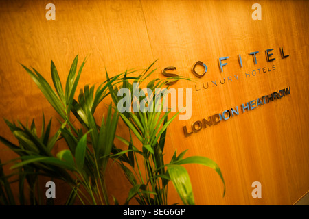 Sofitel entrée avec plante en pot et de l'image de marque sur le mur à Heathrow Terminal 5 de l'hôtel. Banque D'Images