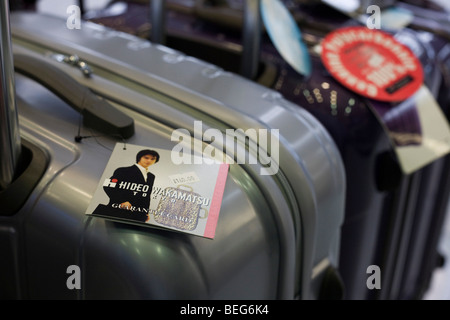 Hideo Wakamatsu valises en vente à l'excédent de bagages dans la boutique des départs à l'aéroport d'Heathrow Terminal 5. Banque D'Images