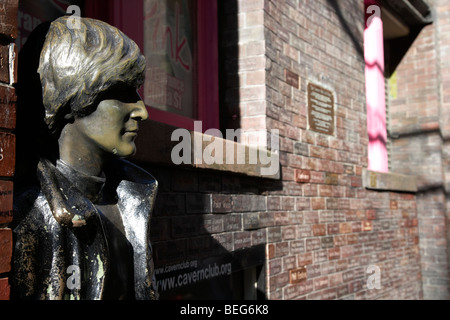 La statue de John Lennon et mur de la caverne de la renommée dans Mathew Street dans le centre-ville de Liverpool berceau des Beatles merseyside Banque D'Images