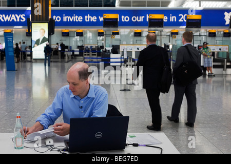 L'écrivaine en résidence, Alain de Botton écrit son roman dans l'aéroport de départ à l'aéroport d'Heathrow Terminal 5. Banque D'Images