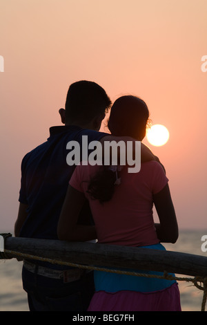 Couple regardant le coucher du soleil à Negombo, Sri Lanka Banque D'Images