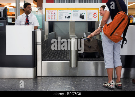 Au cours de l'humour British Airways d'enregistrement à l'aéroport d'Heathrow Terminal 5. Banque D'Images