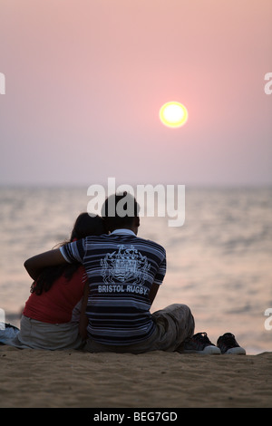 Couple regardant le coucher du soleil à Negombo, Sri Lanka Banque D'Images