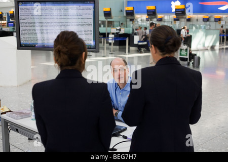 L'écrivaine en résidence, Alain de Botton s'entretient pour le personnel de British Airways lors de l'écriture de son roman dans le Terminal 5 de l'aéroport. Banque D'Images