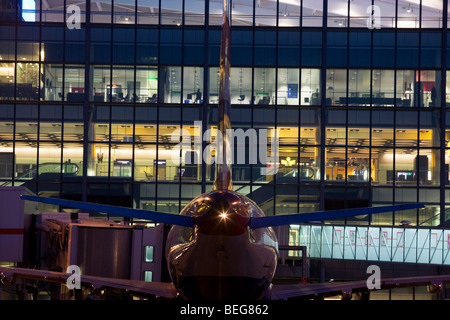 Un extérieur crépuscule vue d'un avion de British Airways parqué sur une porte à l'aéroport d'Heathrow Terminal 5 construction du Banque D'Images