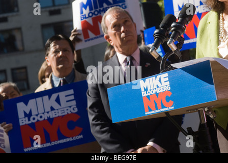 Le maire de New York, Mike Bloomberg, centre, reçoit des annotations pour ré-élection, le mardi, 6 octobre 2009. (© Richard B. Levine) Banque D'Images