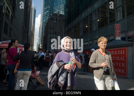 Turkish-Americans et les visiteurs profiter de la culture turque au Grand Bazar de la ville, une partie des jours à New York Banque D'Images