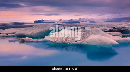 Lever du soleil sur le lac Glacier Jökulsárlón, Islande Banque D'Images