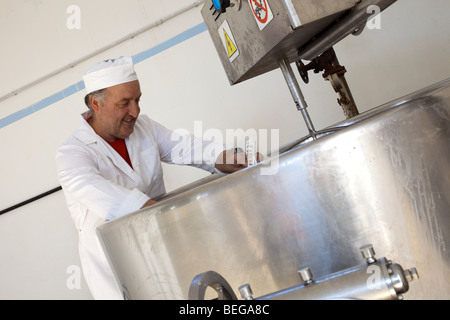 Caseificio La Murra di Massimo Bo, Porto Torres. Fromage typique de la Sardaigne Banque D'Images