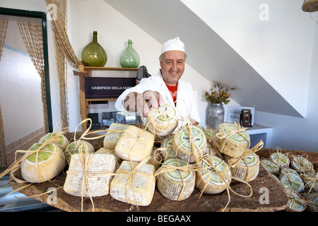 Caseificio La Murra di Massimo Bo, Porto Torres. Fromage typique de la Sardaigne Banque D'Images