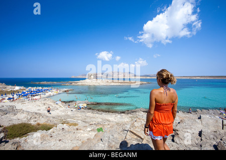 Stintino, plage de La Pelosa, Sardaigne, Italie. Les gens se baigner dans la mer. Banque D'Images