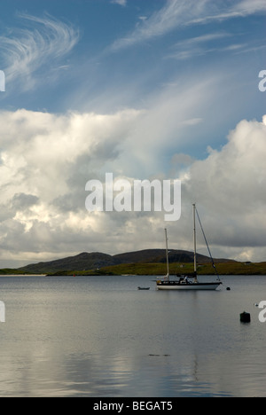 Vue de l'île de Vatersay depuis l'île de Barra, Hébrides extérieures, en Écosse. Banque D'Images