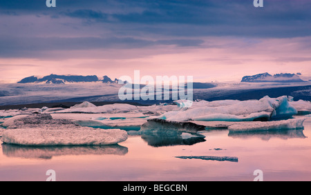 Lever du soleil sur le lac Glacier Jökulsárlón, Islande Banque D'Images