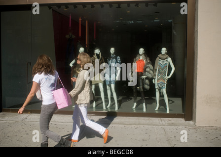 Les femmes passent la fenêtre du Matthew Williamson boutique dans le Meatpacking District à New York. Banque D'Images