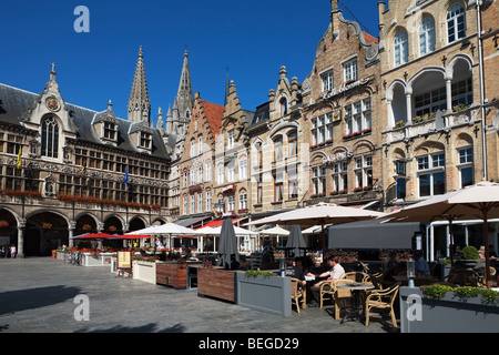 Bâtiments à pignon flamand avec restaurants dans Grote Markt, à côté de l'Étoffe Halls. Banque D'Images