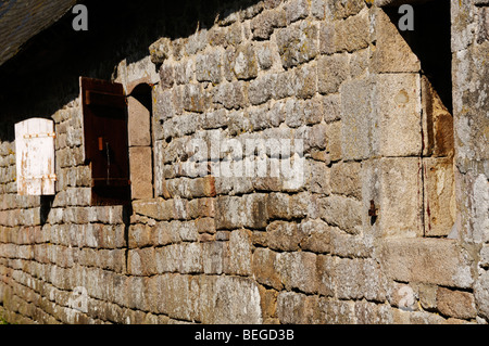 Photo de l'ancien stock de volets dans une grange en pierre. Banque D'Images