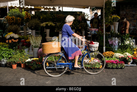 Achat femme fleurs sur location, Campo dei Fiori, Rome, Italie Banque D'Images