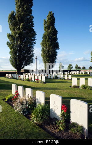 Première Guerre mondiale cimetière militaire britannique avec des peupliers. Banque D'Images