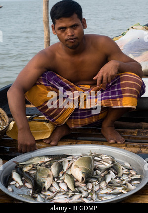 Tri pêcheur poissons à vendre sur le marché Banque D'Images
