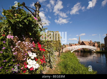 L'Angleterre, Cambridgeshire, Godmanchester, Chinese bridge crossing River Great Ouse Banque D'Images