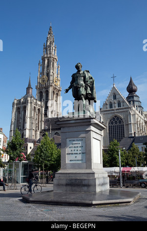 Statue de Pieter Paul Rubens en Groenplats avec la Cathédrale derrière. Banque D'Images