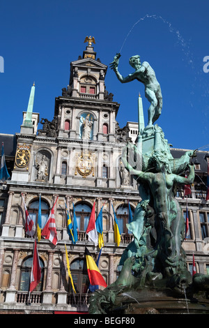 Brabo fontaine devant la mairie de la Grand-Place. Banque D'Images