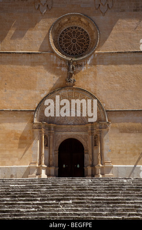 Étapes et porte à l'église de Sant Miquel avec statue de St Michael Felanitx, Majorque Espagne Banque D'Images