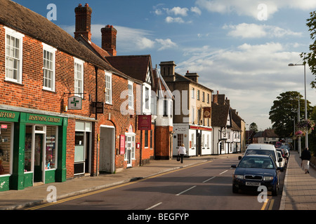 L'Angleterre, Cambridgeshire, Godmanchester, Causeway, riverside boutiques et commerces locaux Banque D'Images