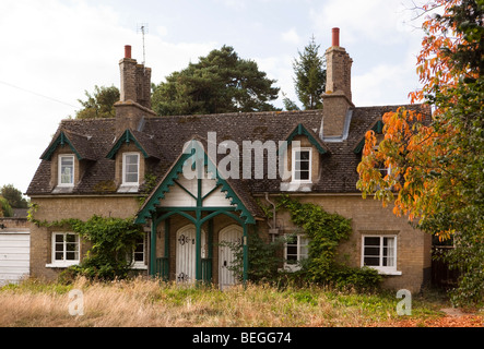 L'Angleterre, Cambridgeshire, Huntingdon, Brampton village rare semi-detached chalets avec jardin mal entretenu Banque D'Images