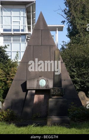 Pyramide tombe de MacKenzie dans les terrains de St Andrews Church Rodney Street Liverpool Scotch Banque D'Images