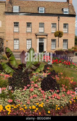 L'Angleterre, Cambridgeshire, Huntingdon, chemin Riverside affichage floral à High Street junction Banque D'Images