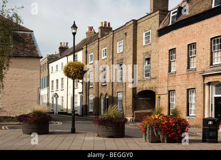 L'Angleterre, Cambridgeshire, Huntingdon, High Street, 3 élégantes maisons Regency histoire Banque D'Images