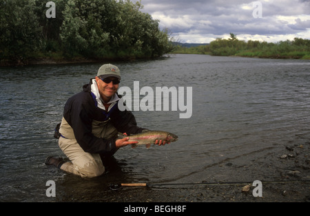 Fly-Fisherman avec de grosses truites arc-en-ciel, la rivière Kwethluk, Alaska Banque D'Images