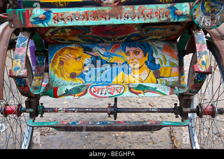 Au verso d'un vélo Rickshaw à Dhaka Bangladesh Banque D'Images