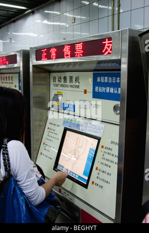 Femme acheter des billets pour le train de métro de Shanghai Chine Banque D'Images