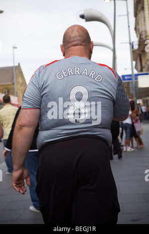 L'homme à Gerrard Football Shirt Blackpool Lancashire England Banque D'Images