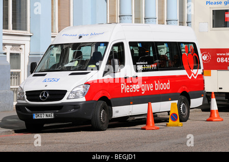 Des donneurs de sang collecte mobile NHS véhicules stationnés dans la rue de Londres Banque D'Images