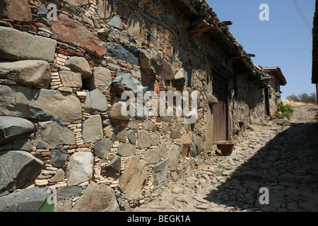 Maisons en pierre et de la route dans le petit village de Fikardou dans les montagnes Troodos à Chypre, maintenant un musée rural vivant. Banque D'Images