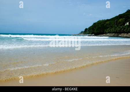 La Thaïlande, l'île de Phuket - Septembre 2009. Belle NaiHarn beach avec du sable propre et bleu de la mer d'Andaman. Banque D'Images