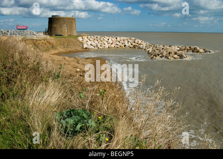 Bawdsey tour Martello avec protection contre l'érosion côtière Banque D'Images