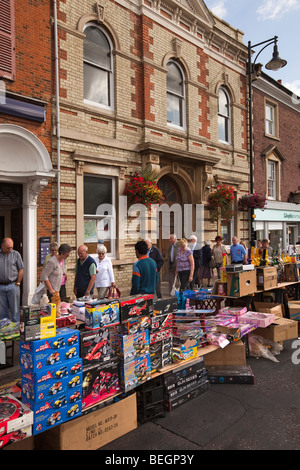 L'Angleterre, Cambridgeshire, St Ives, le trottoir, Corn Exchange, marché hebdomadaire en cours Banque D'Images