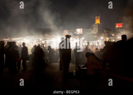 Place Jemaa el-Fna avec de la nourriture-cale la nuit, Marrakech, Maroc Banque D'Images