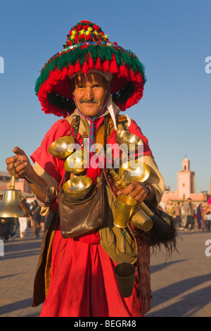 'L'eau' dans vendeur Jemma el Fna Marrakech Maroc Banque D'Images